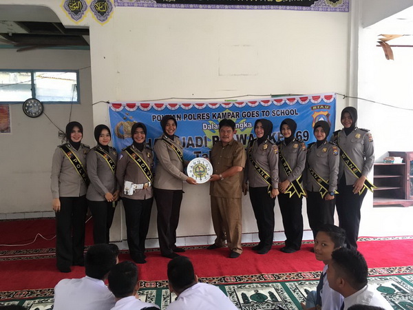 Polwan Polres Kampar Taja Goes to School di Tiga Sekolah